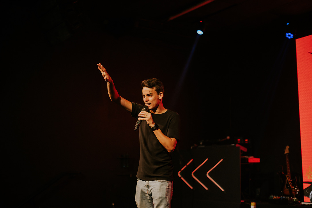 Diego França palestrando em evento