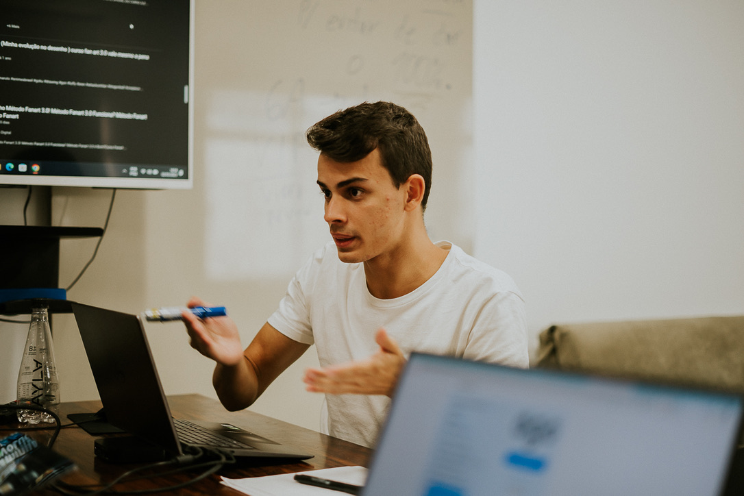 Diego França trabalhando em projeto digital
